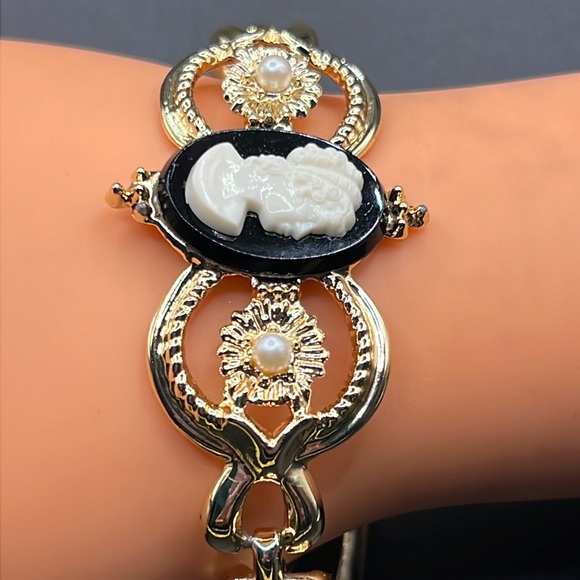 Cameo bracelet with faux pearls - Picture 2 of 8